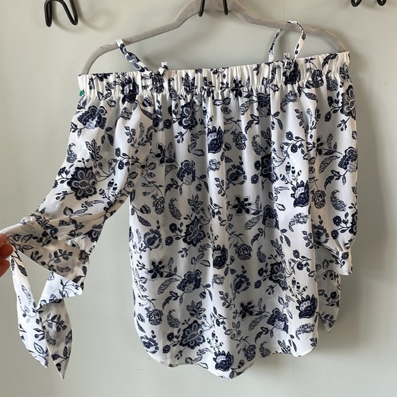 Fortune & Ivy, navy and white floral print off-shoulder (with straps) blouse, Sm - Picture 4 of 6